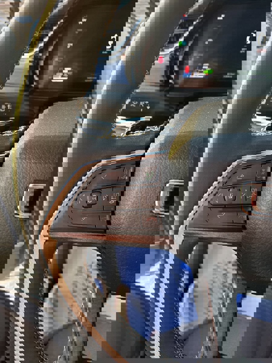 Used 2022 Jeep Grand Cherokee Limited w/ Luxury Tech Group II image 23