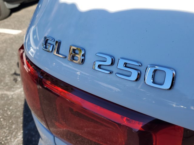 Used 2021 Mercedes-Benz GLB 250 4MATIC image 8