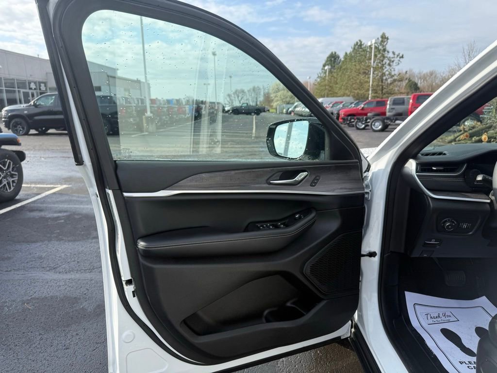 Used 2025 Jeep Grand Cherokee Limited image 10