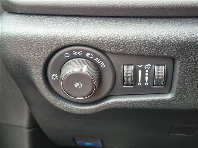 Used 2025 Chrysler Pacifica Select FWD image 10