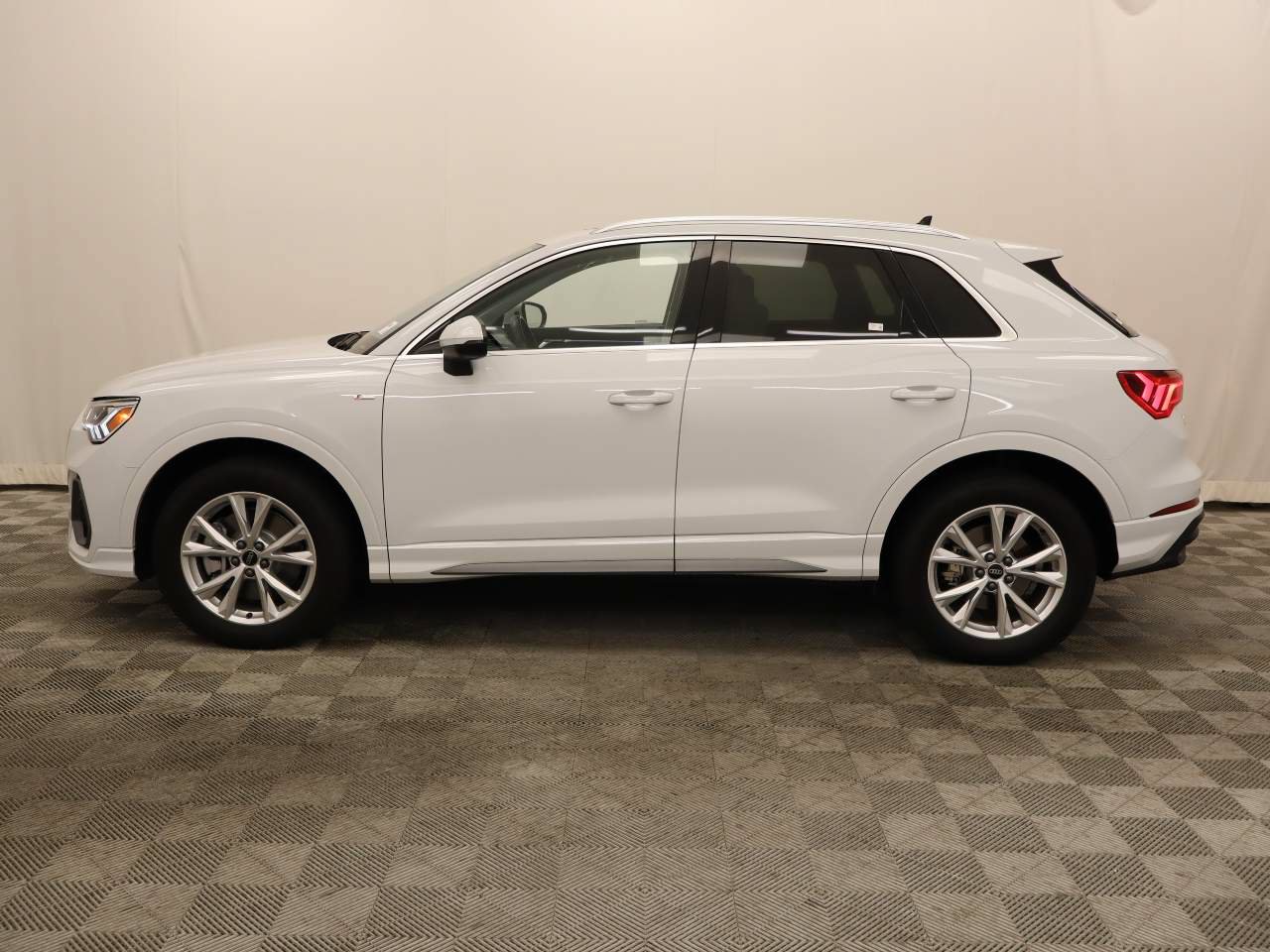Used 2024 Audi Q3 2.0T Premium Plus AWD/4WD image 2