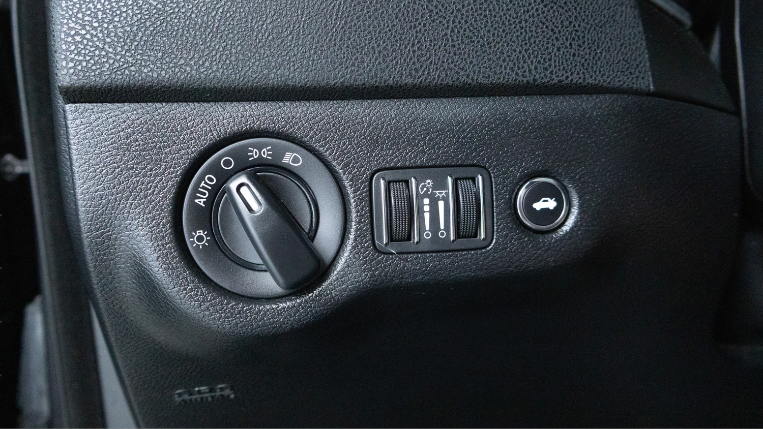 Used 2021 Dodge Charger SXT w/ Leather Interior Group RWD image 23