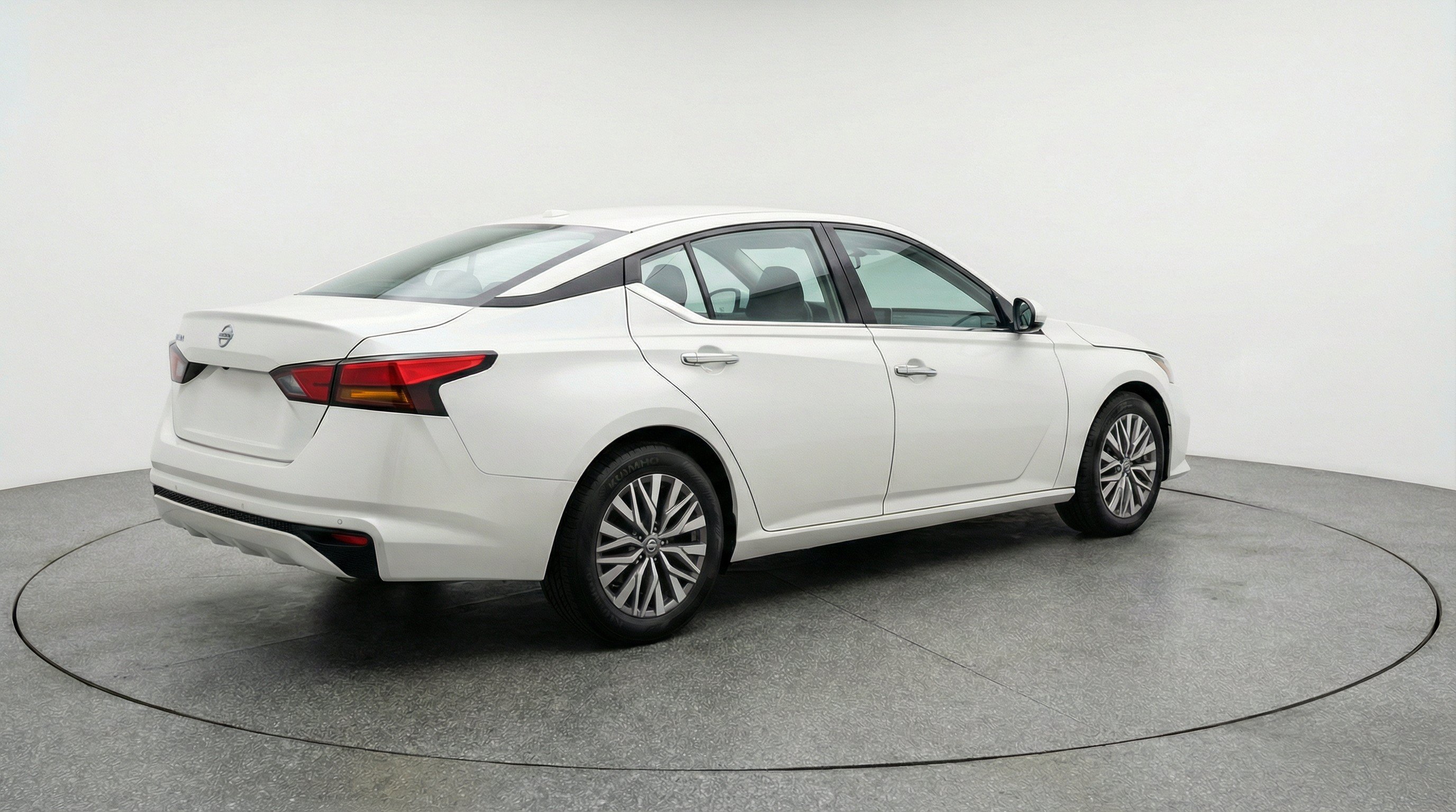 Used 2025 Nissan Altima 2.5 SV FWD image 9