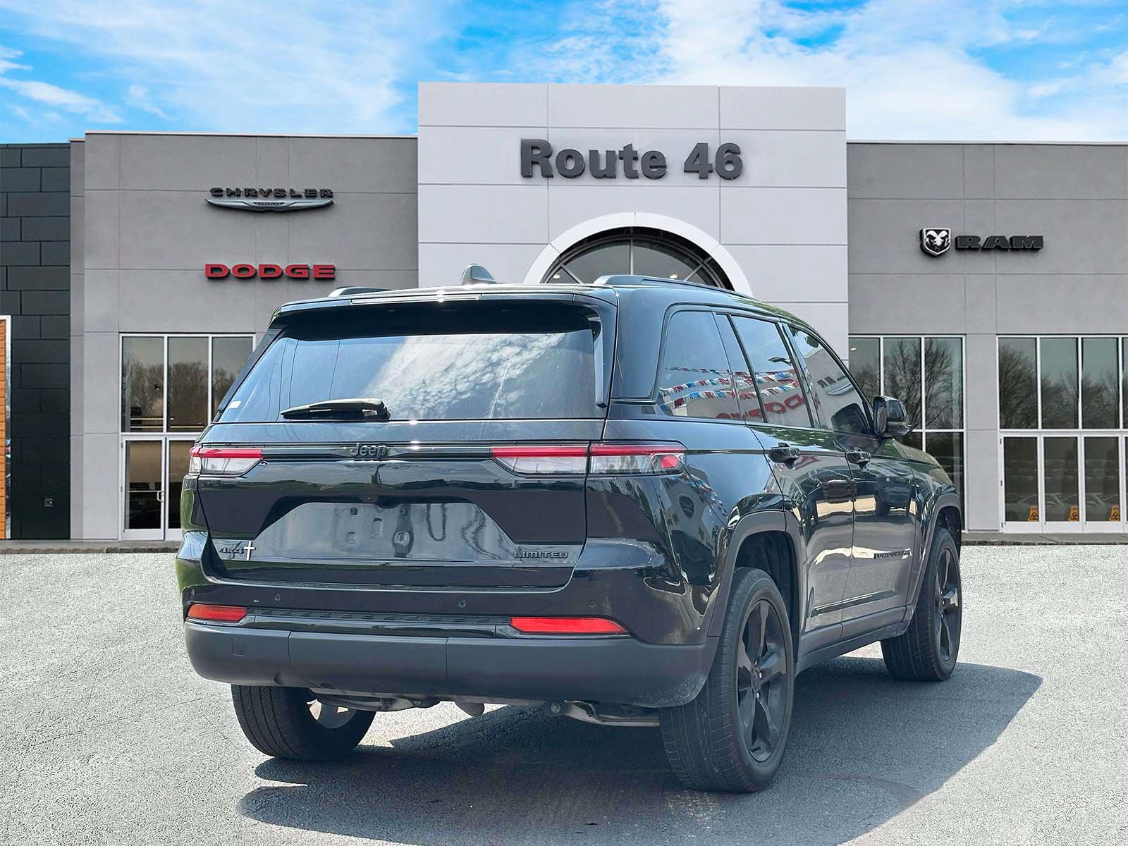 Used 2024 Jeep Grand Cherokee Limited w/ Black Appearance Package AWD/4WD image 5