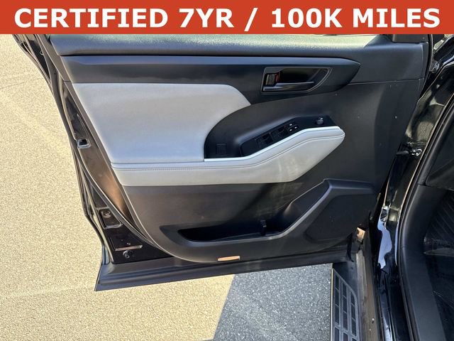 Used 2024 Toyota Highlander LE FWD image 13