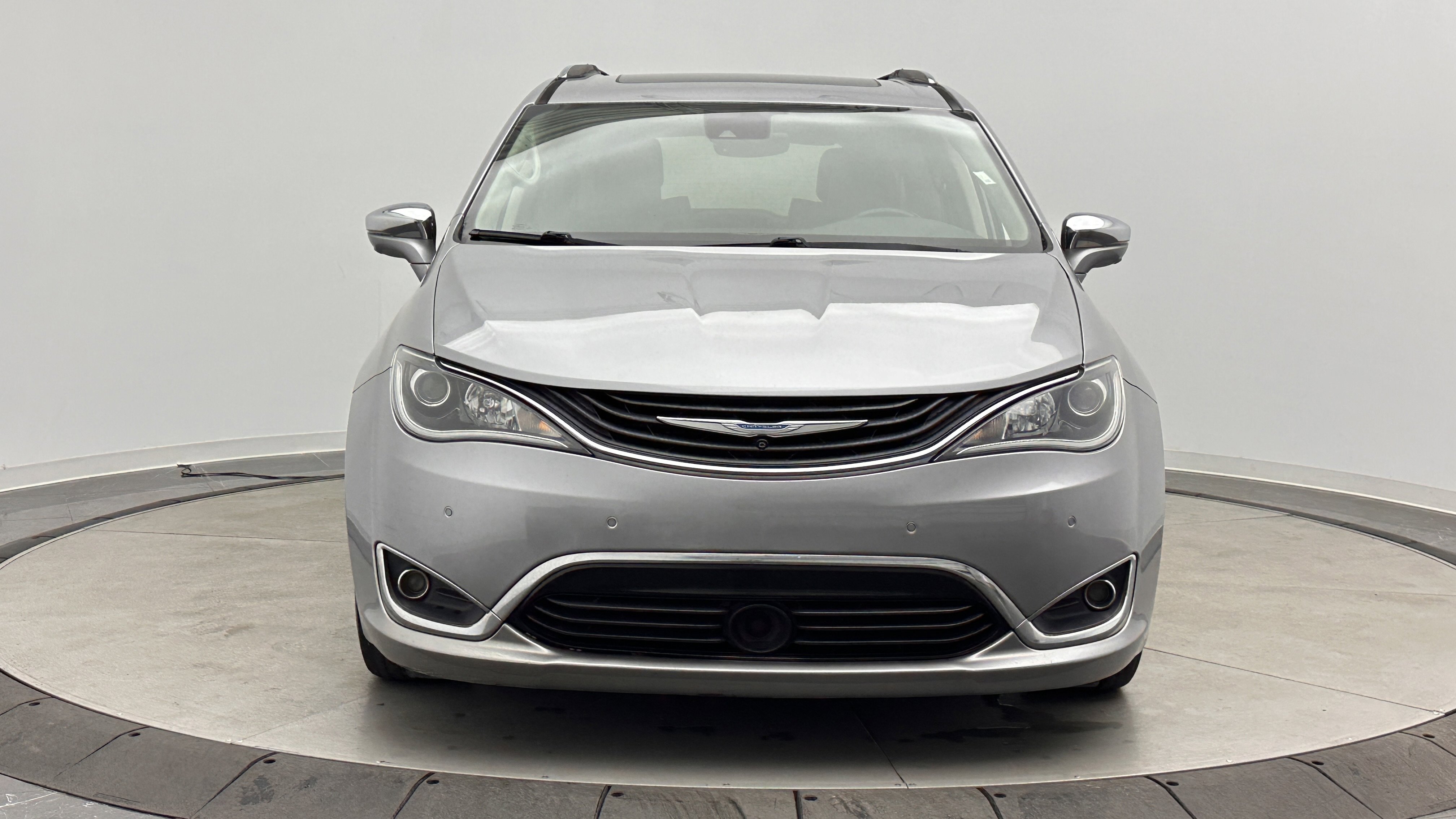 Used 2018 Chrysler Pacifica Limited w/ Advanced Safetytec Group FWD image 2
