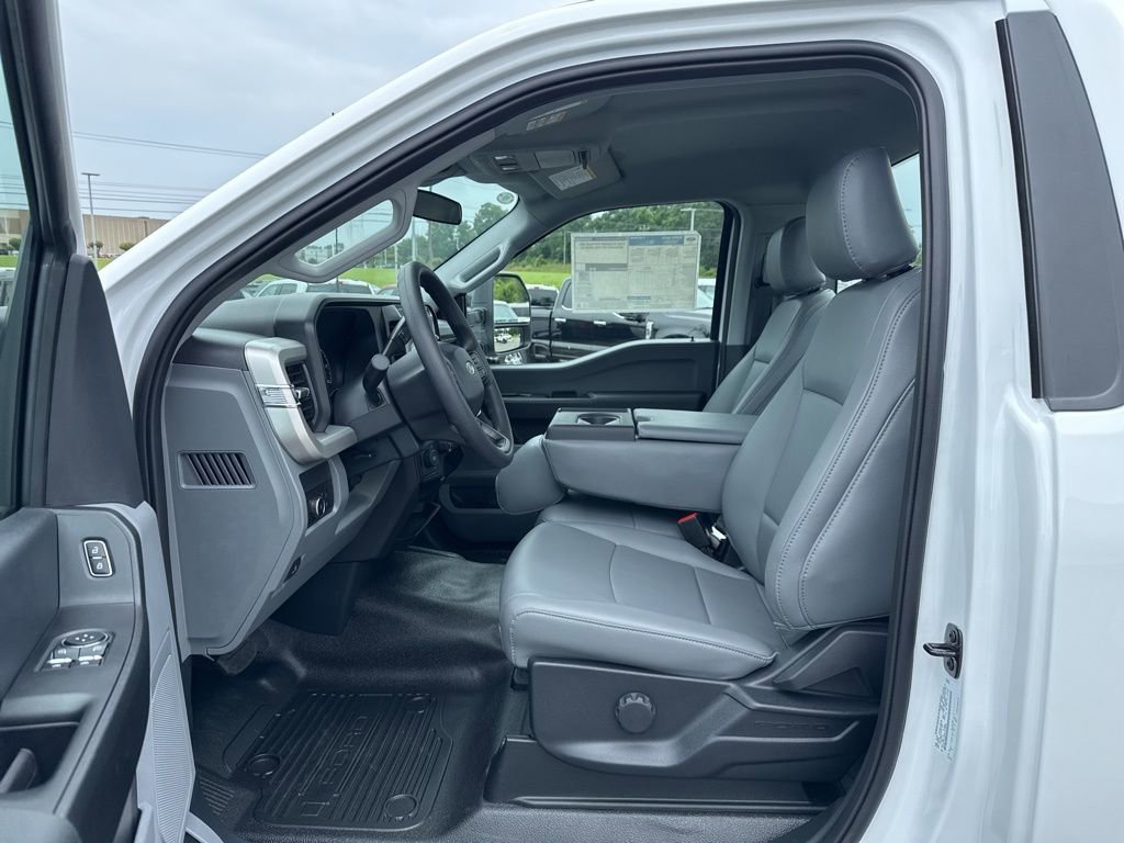 New 2025 Ford F550 4x4 Regular Cab Super Duty image 9
