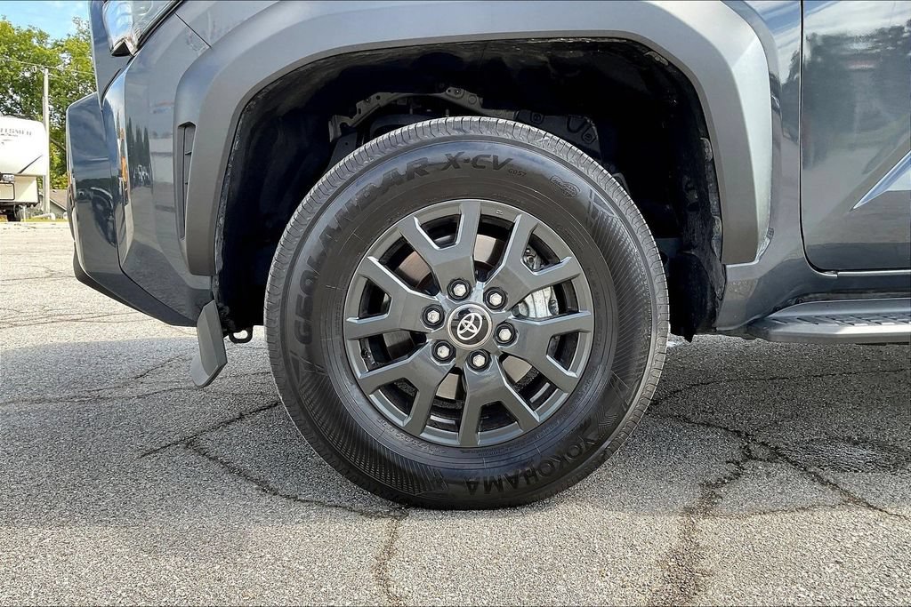 Used 2025 Toyota 4Runner SR5 AWD/4WD image 28