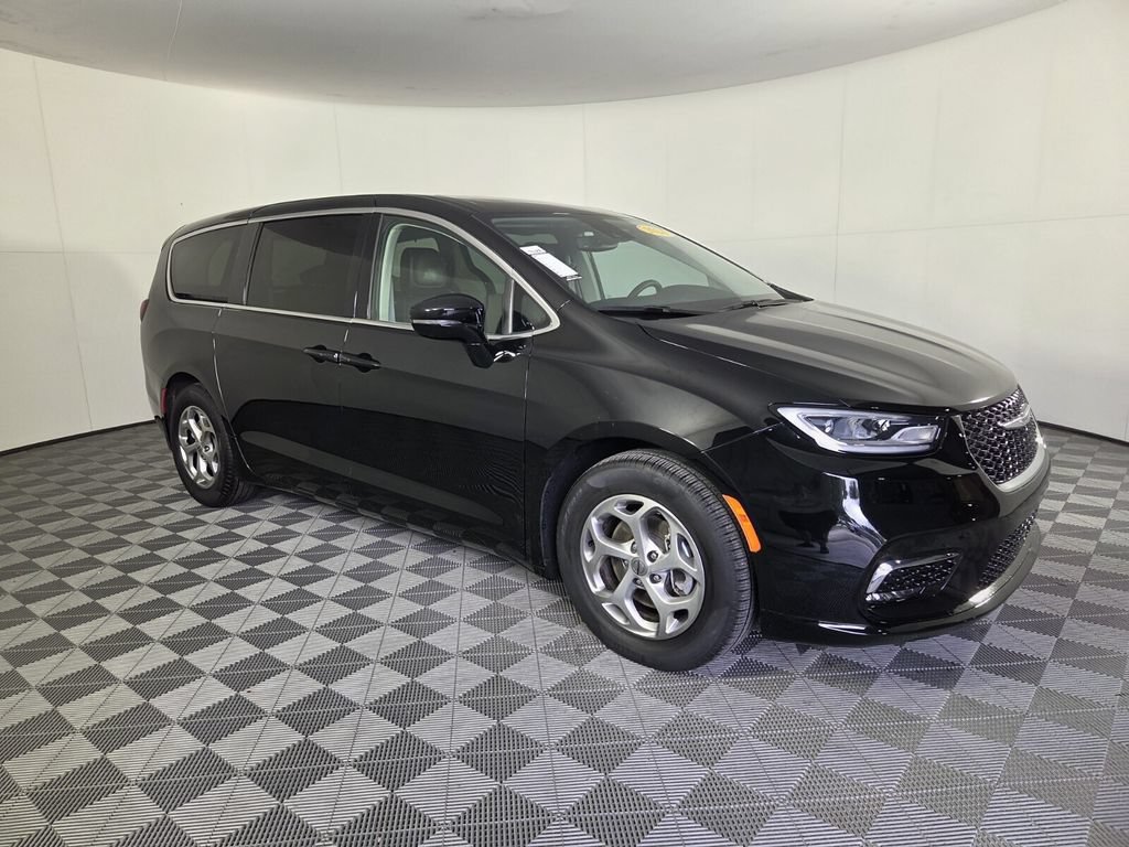 Used 2024 Chrysler Pacifica Limited w/ Trailer Tow Group FWD image 2