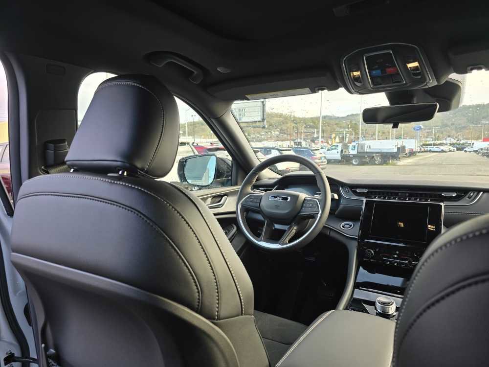 New 2025 Jeep Grand Cherokee L Altitude image 10