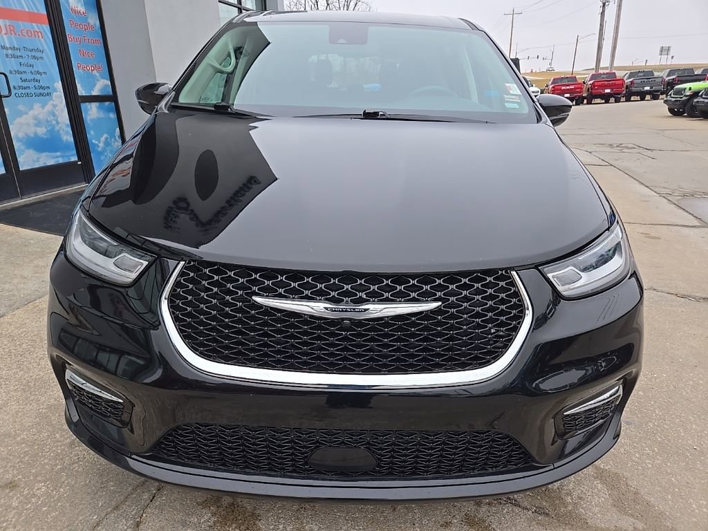 Used 2024 Chrysler Pacifica Touring-L image 16
