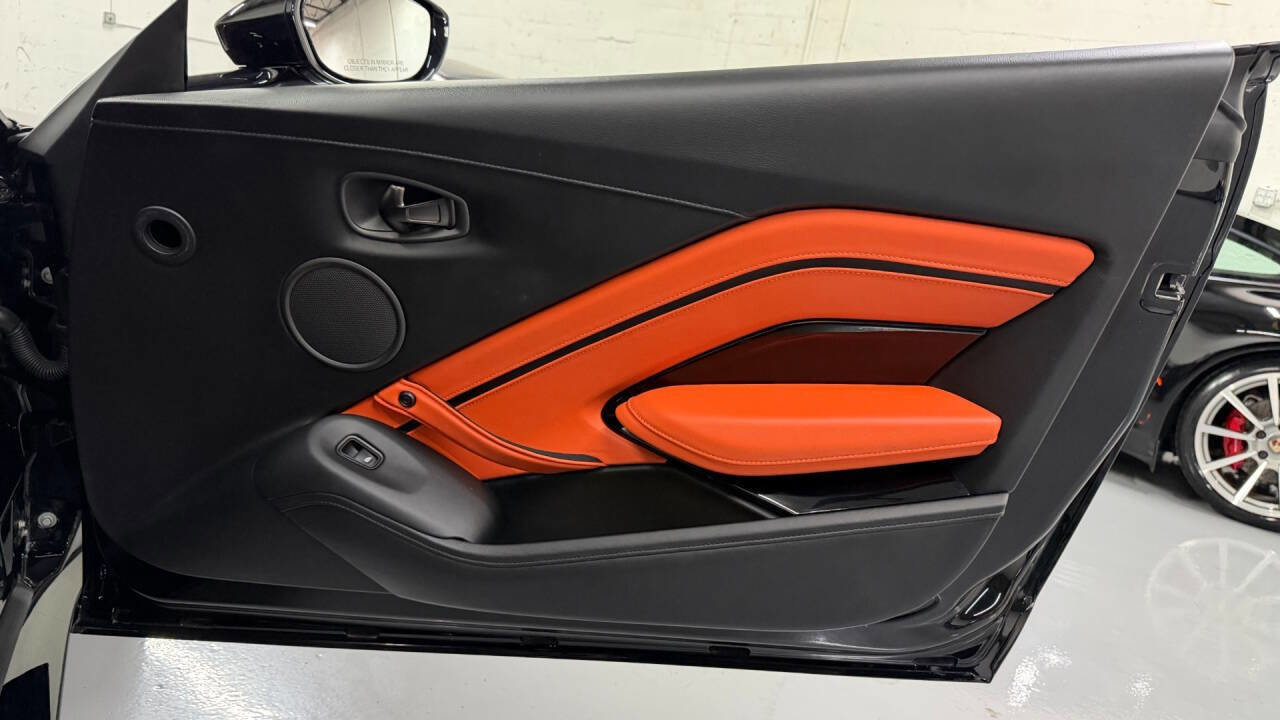 Used 2021 Aston Martin V8 Vantage Coupe image 36