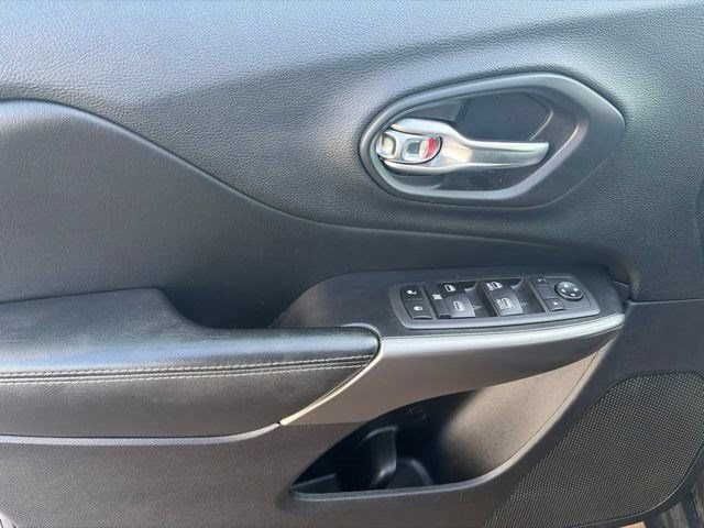Used 2020 Jeep Cherokee Latitude Plus w/ Cold Weather Group AWD/4WD image 13