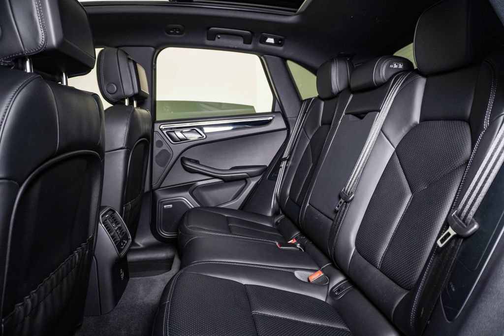 Certified 2026 Porsche Macan AWD/4WD image 17