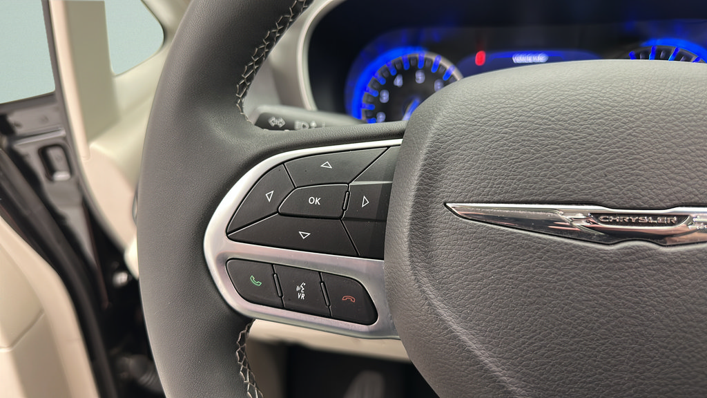Used 2023 Chrysler Pacifica Touring-L AWD/4WD image 17