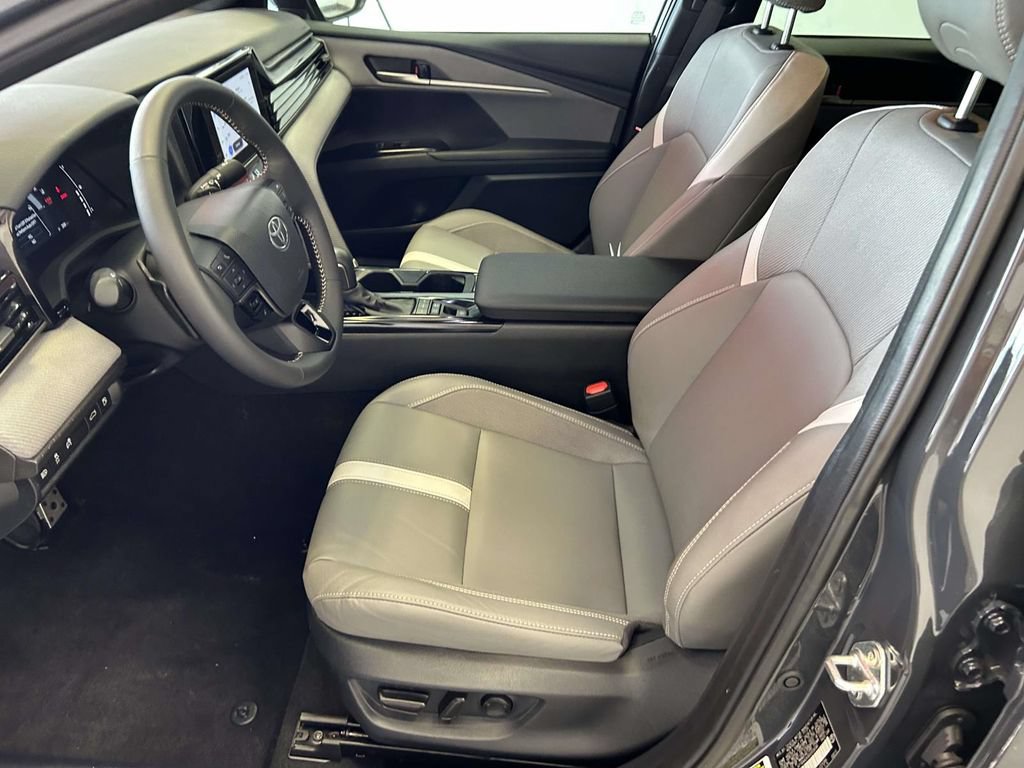 Used 2025 Toyota Camry SE w/ Convenience Package FWD image 13