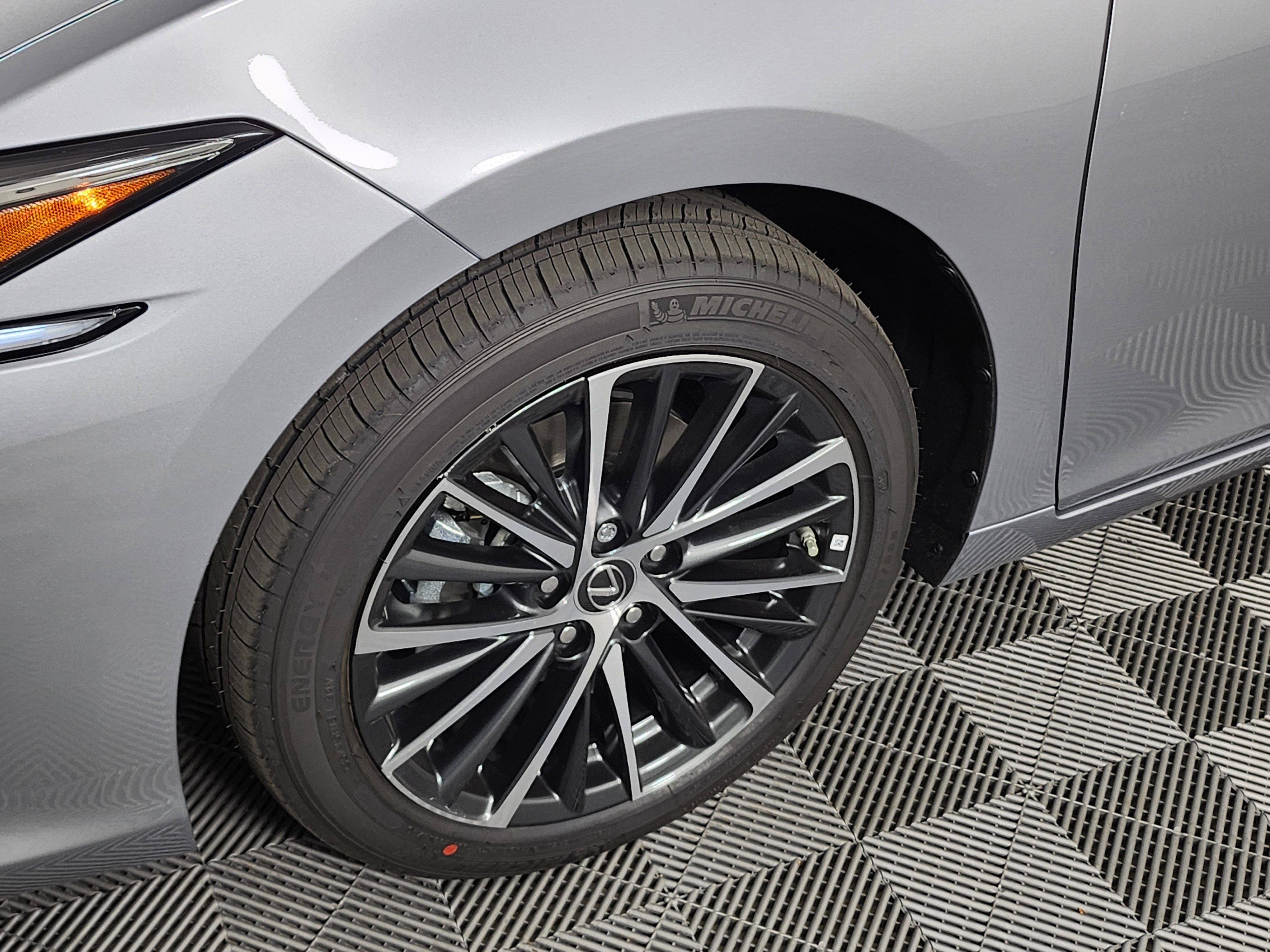 New 2025 Lexus ES 300h w/ Premium Package image 11