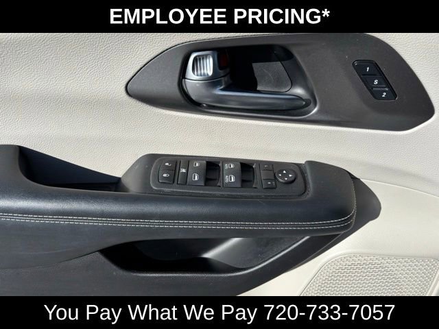 Used 2022 Chrysler Pacifica Touring-L FWD image 11