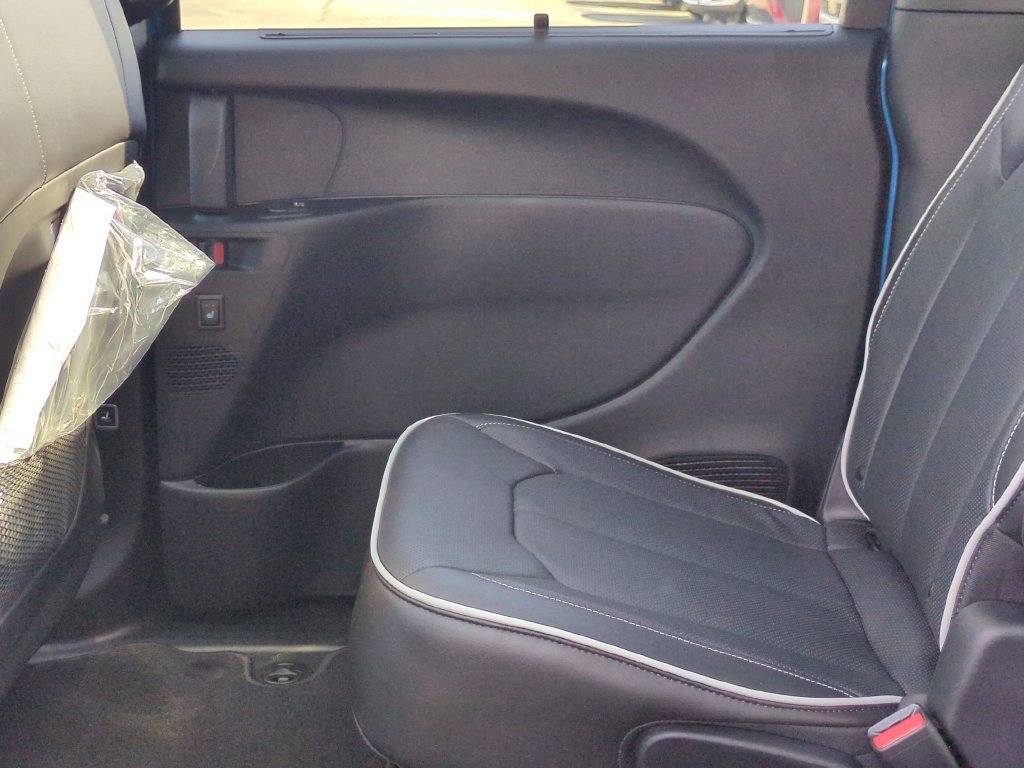 New 2027 Chrysler Pacifica Limited w/ Family Tech Group FWD image 30