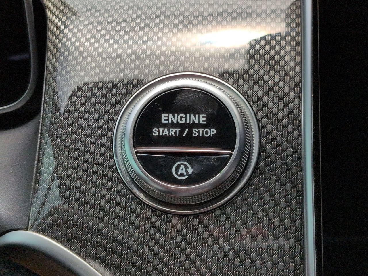 Used 2025 Mercedes-Benz GLC 300 4MATIC image 29