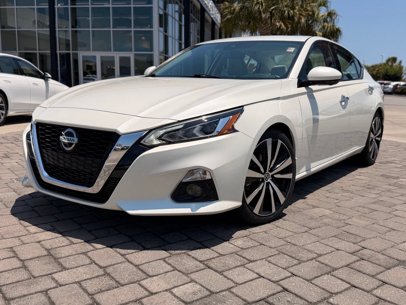 Used 2020 Nissan Altima 2.0 Platinum FWD image 1