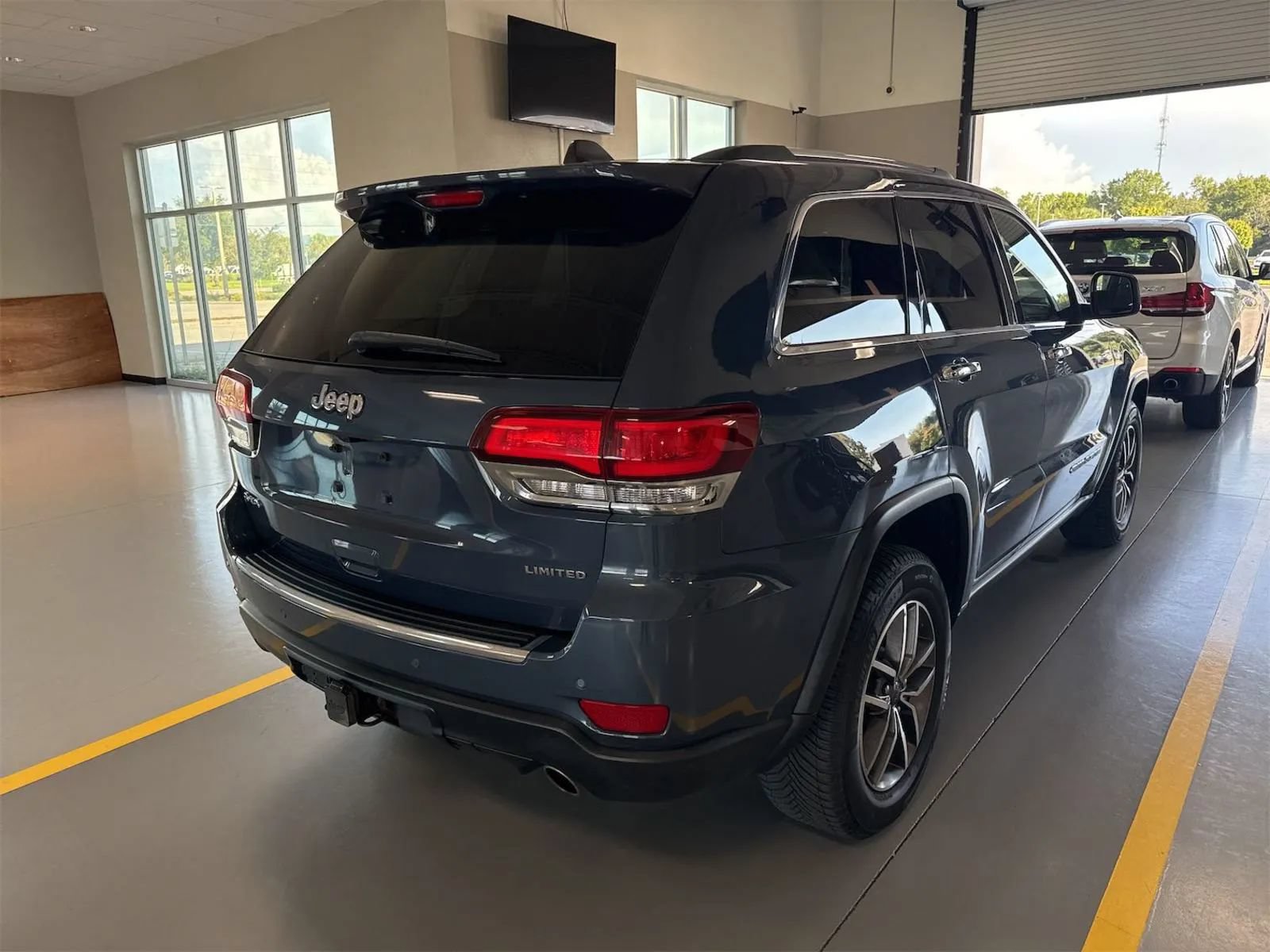 Used 2020 Jeep Grand Cherokee Limited w/ Trailer Tow Group IV AWD/4WD image 3