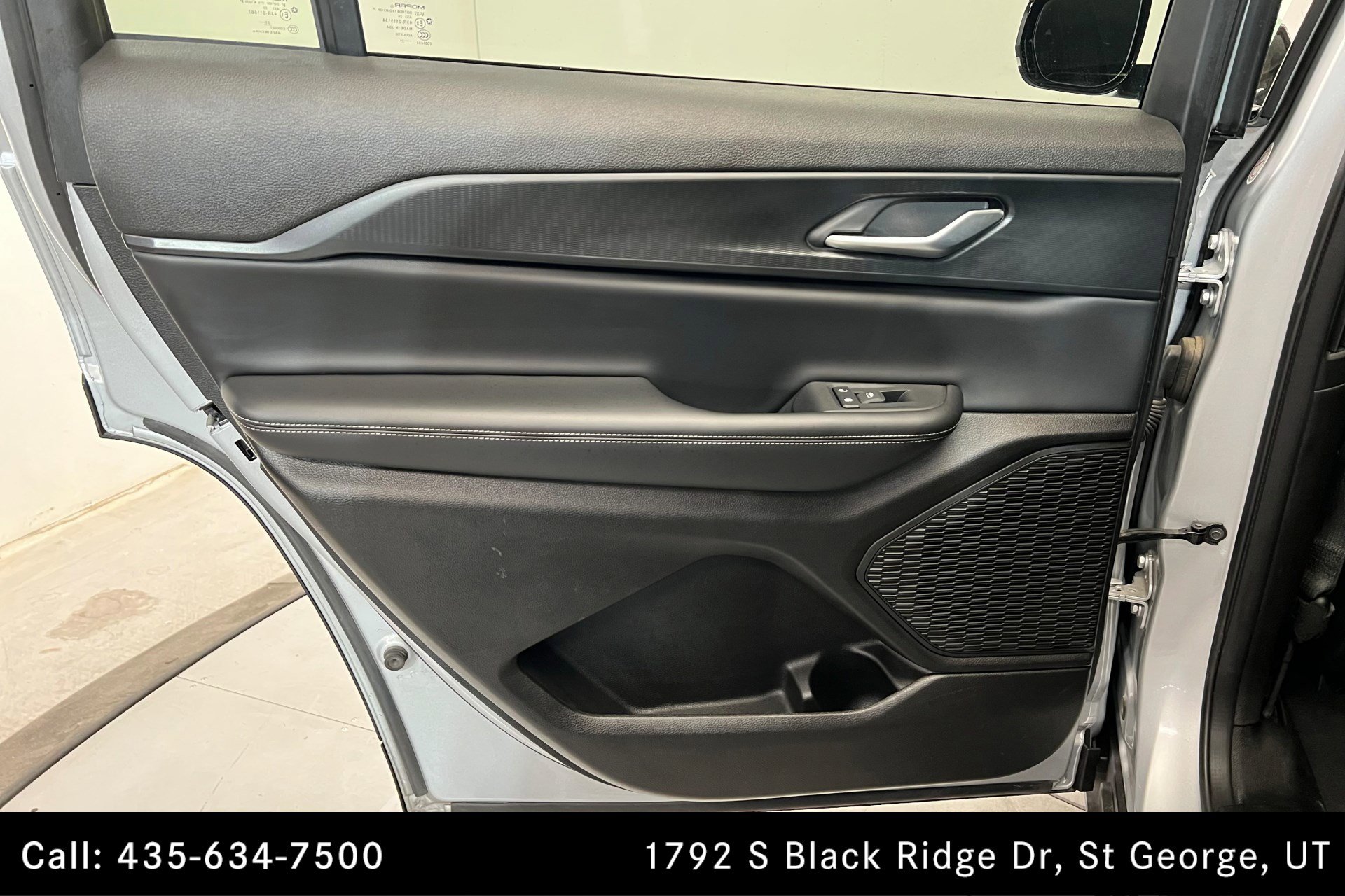 Used 2024 Jeep Grand Cherokee L Laredo image 18