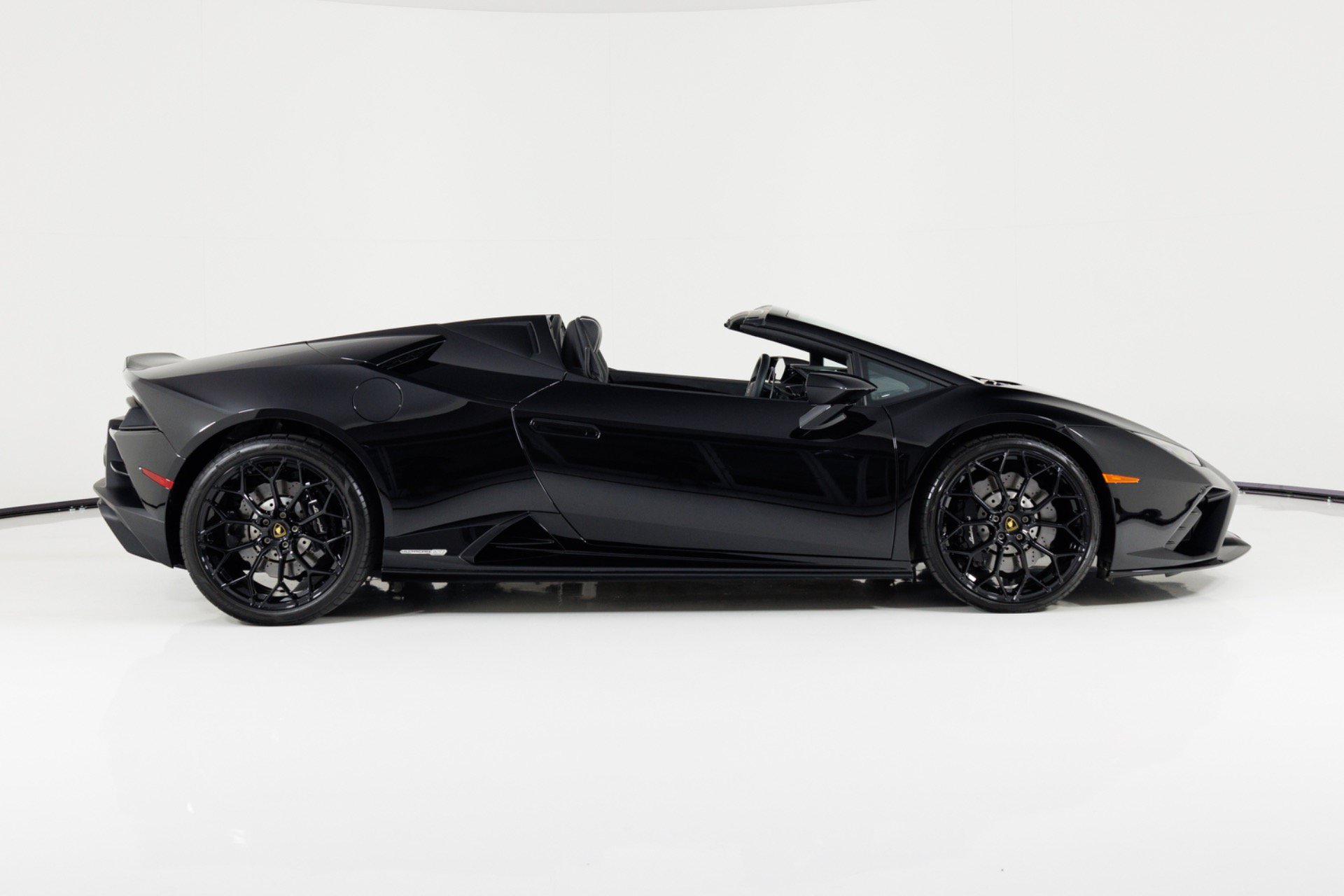 Used 2021 Lamborghini Huracan EVO RWD image 2