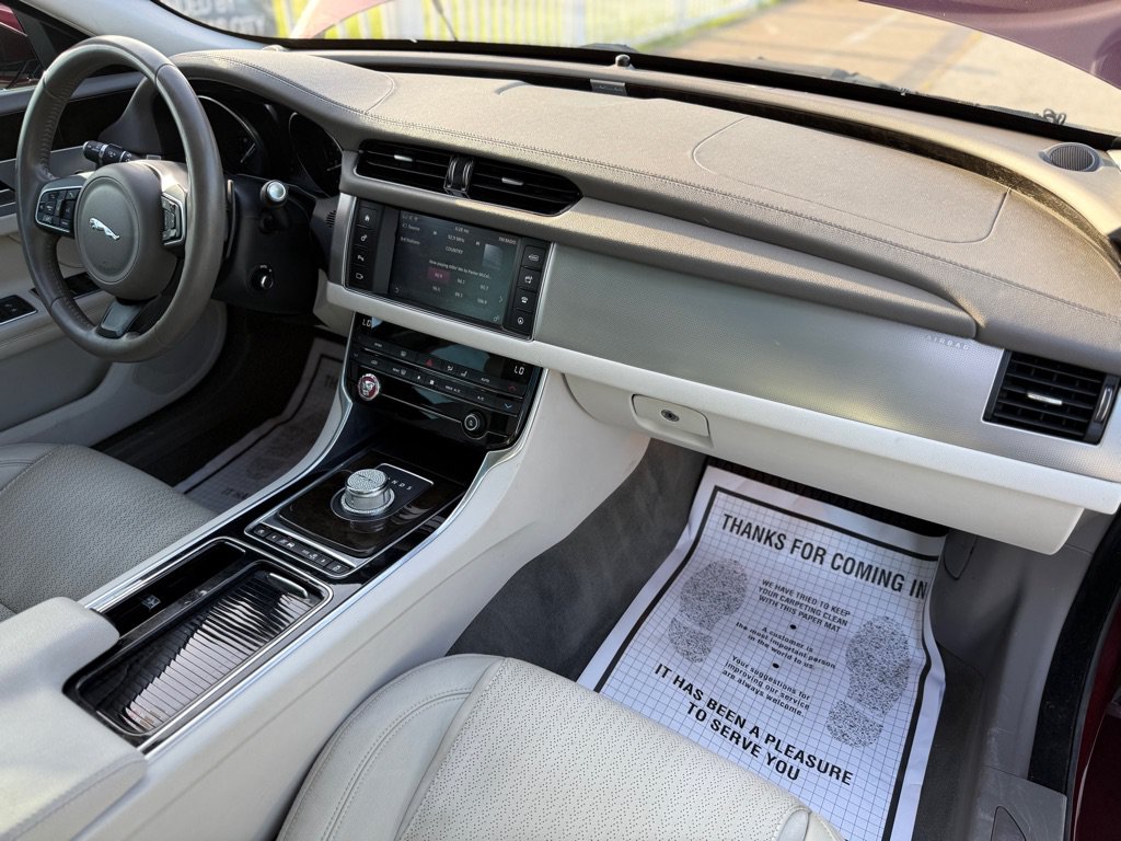 Used 2016 Jaguar XF Prestige AWD/4WD image 16