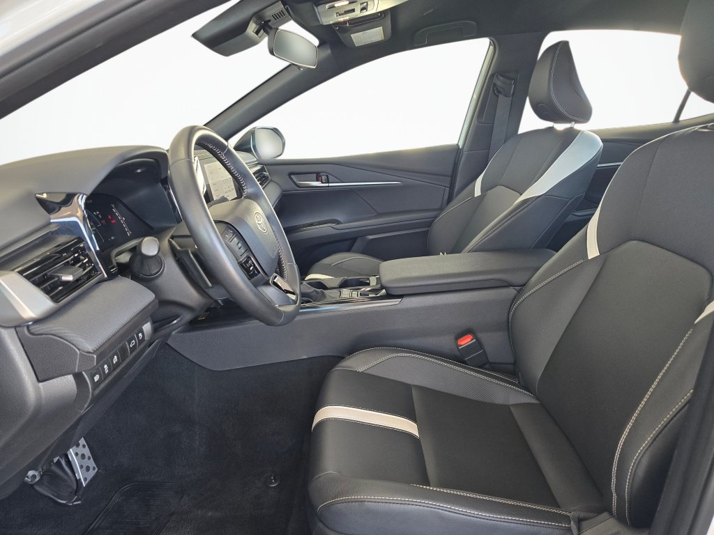 Used 2025 Toyota Camry SE FWD image 17