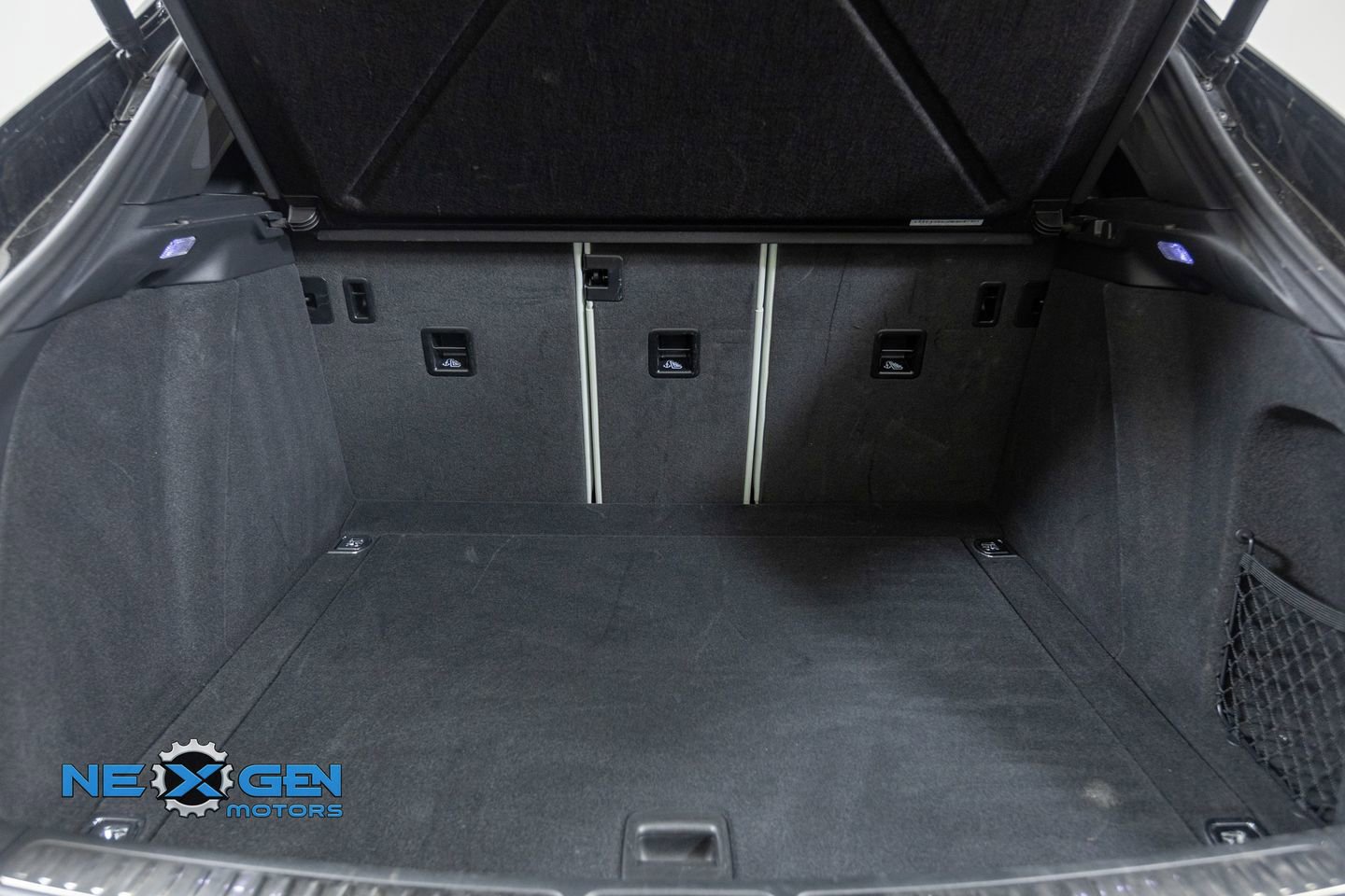 Used 2024 Porsche Macan AWD/4WD image 36