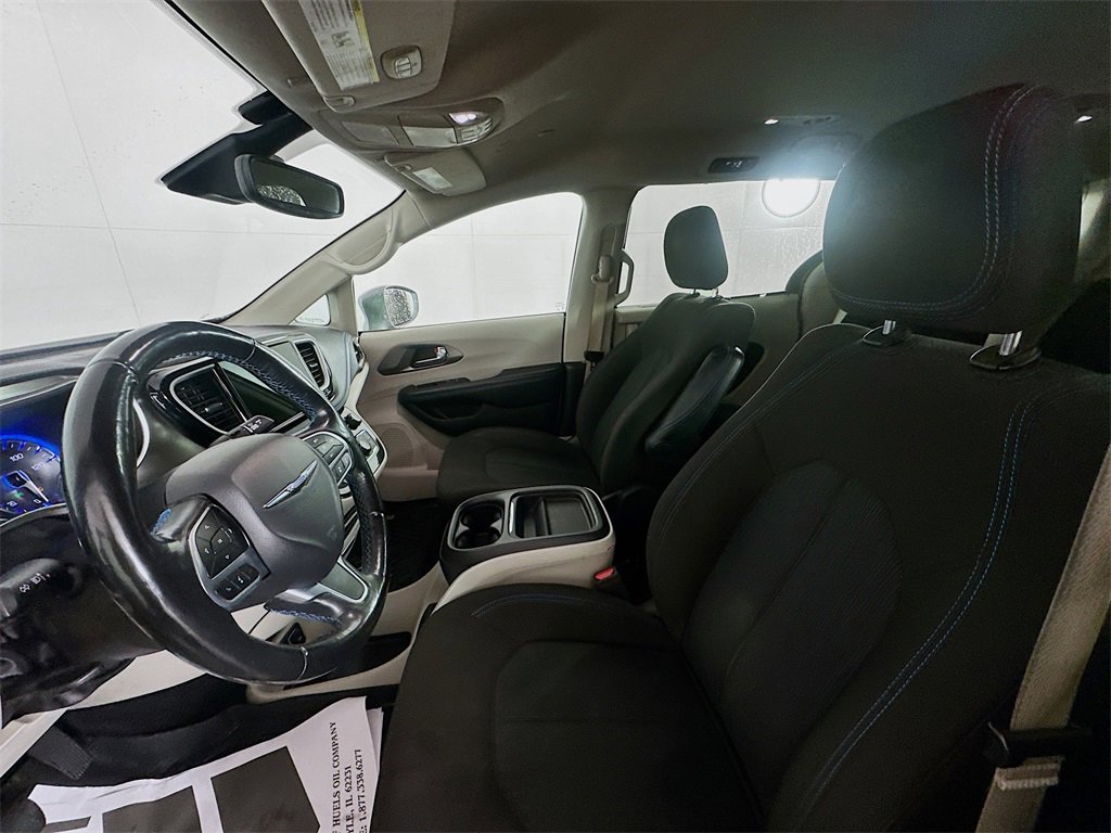 Used 2021 Chrysler Pacifica Touring w/ Cold Weather Group image 21