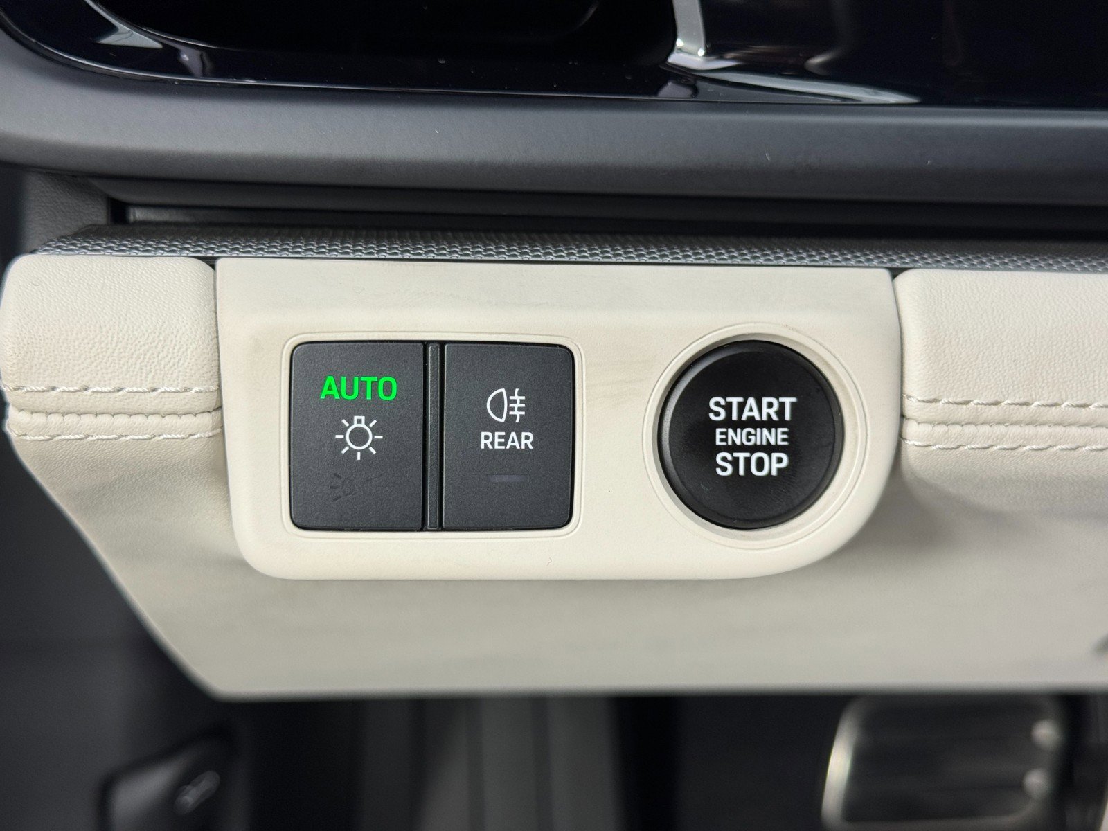 Used 2024 Porsche Panamera 4 w/ Premium Package image 18