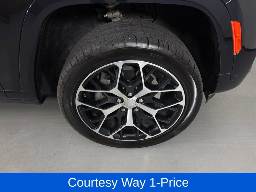 Used 2023 Jeep Grand Cherokee Summit AWD/4WD image 13