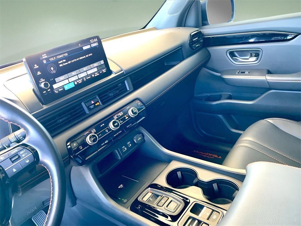 Used 2025 Honda Pilot TrailSport image 41