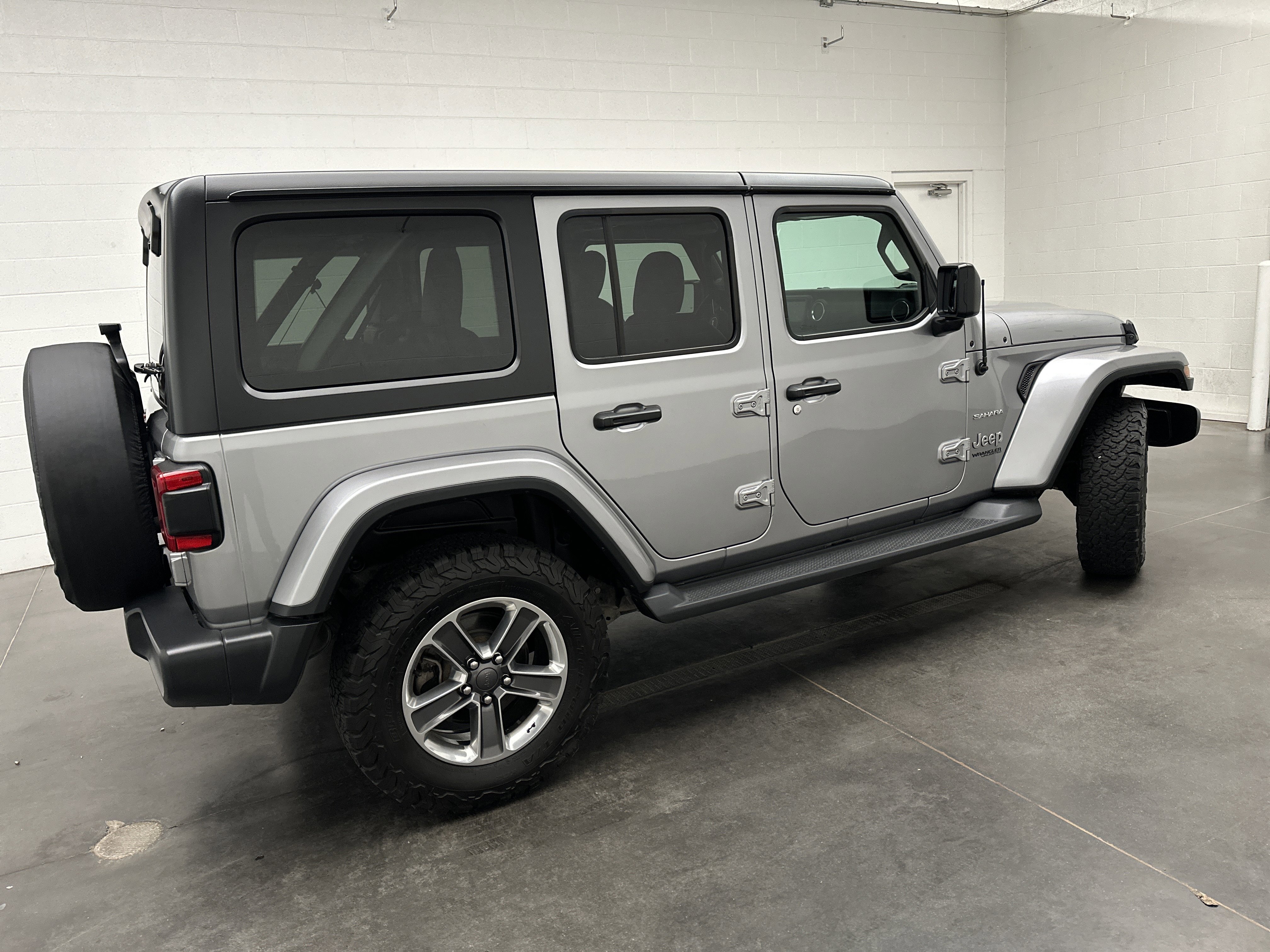 Used 2018 Jeep Wrangler Unlimited Sahara image 8