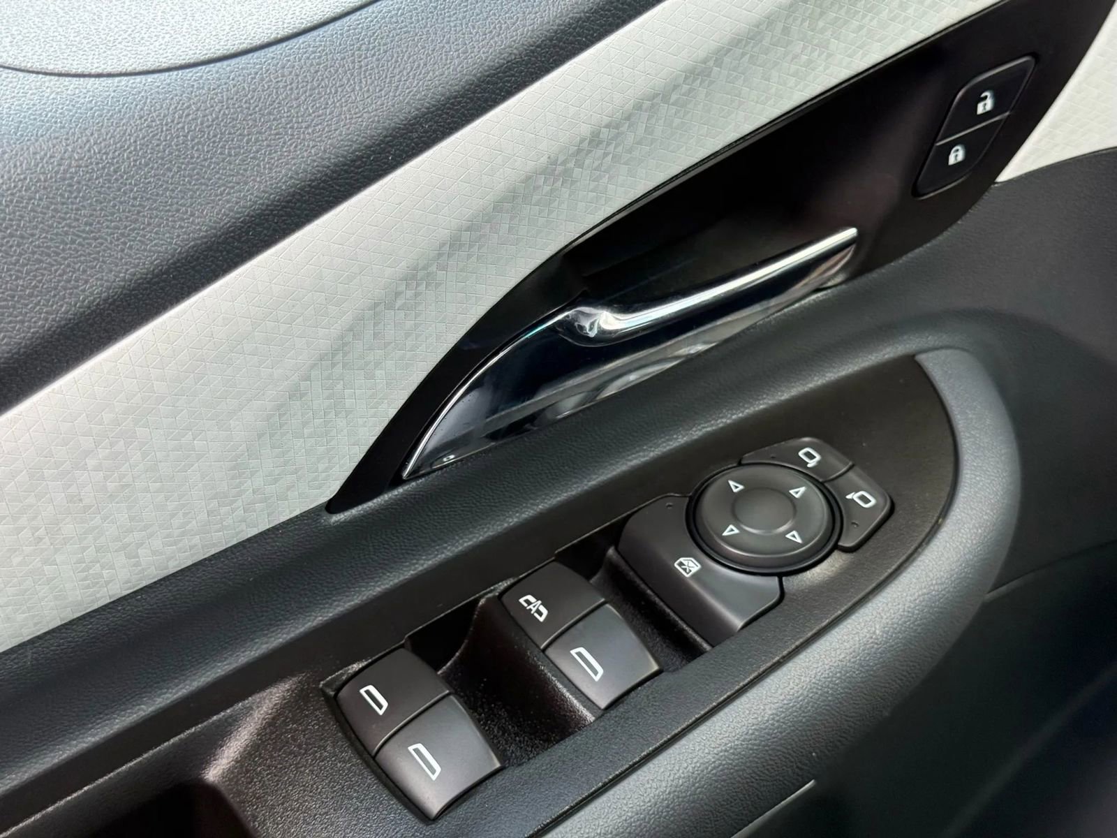 Used 2018 Chevrolet Bolt LT image 26