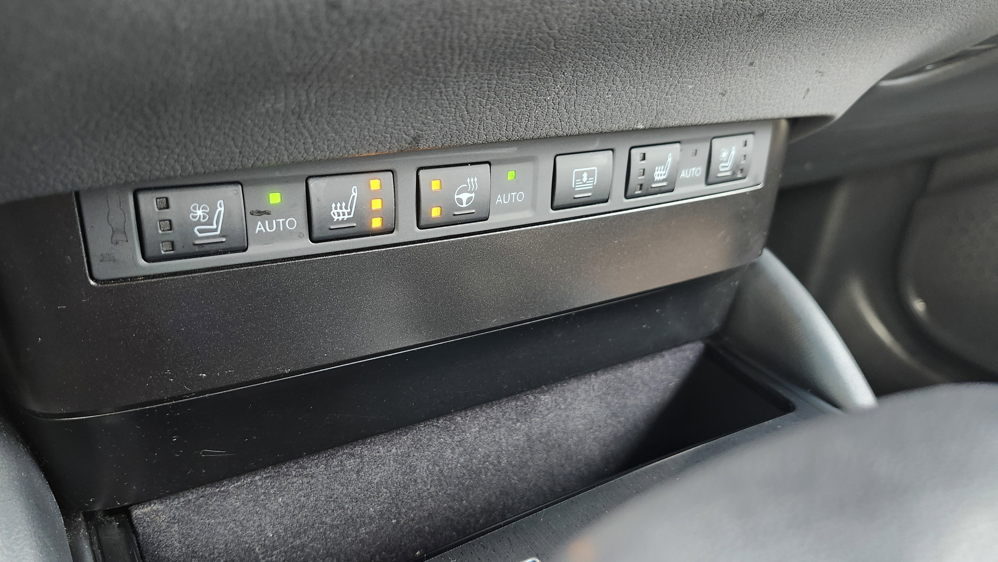 Used 2023 Lexus ES 300h w/ Luxury Package image 11