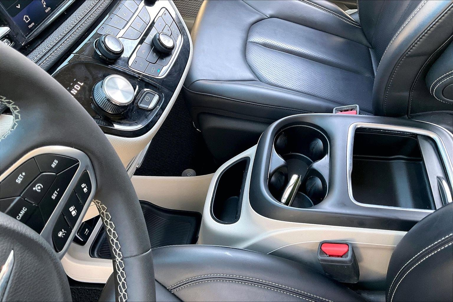 Used 2023 Chrysler Pacifica Touring-L image 14