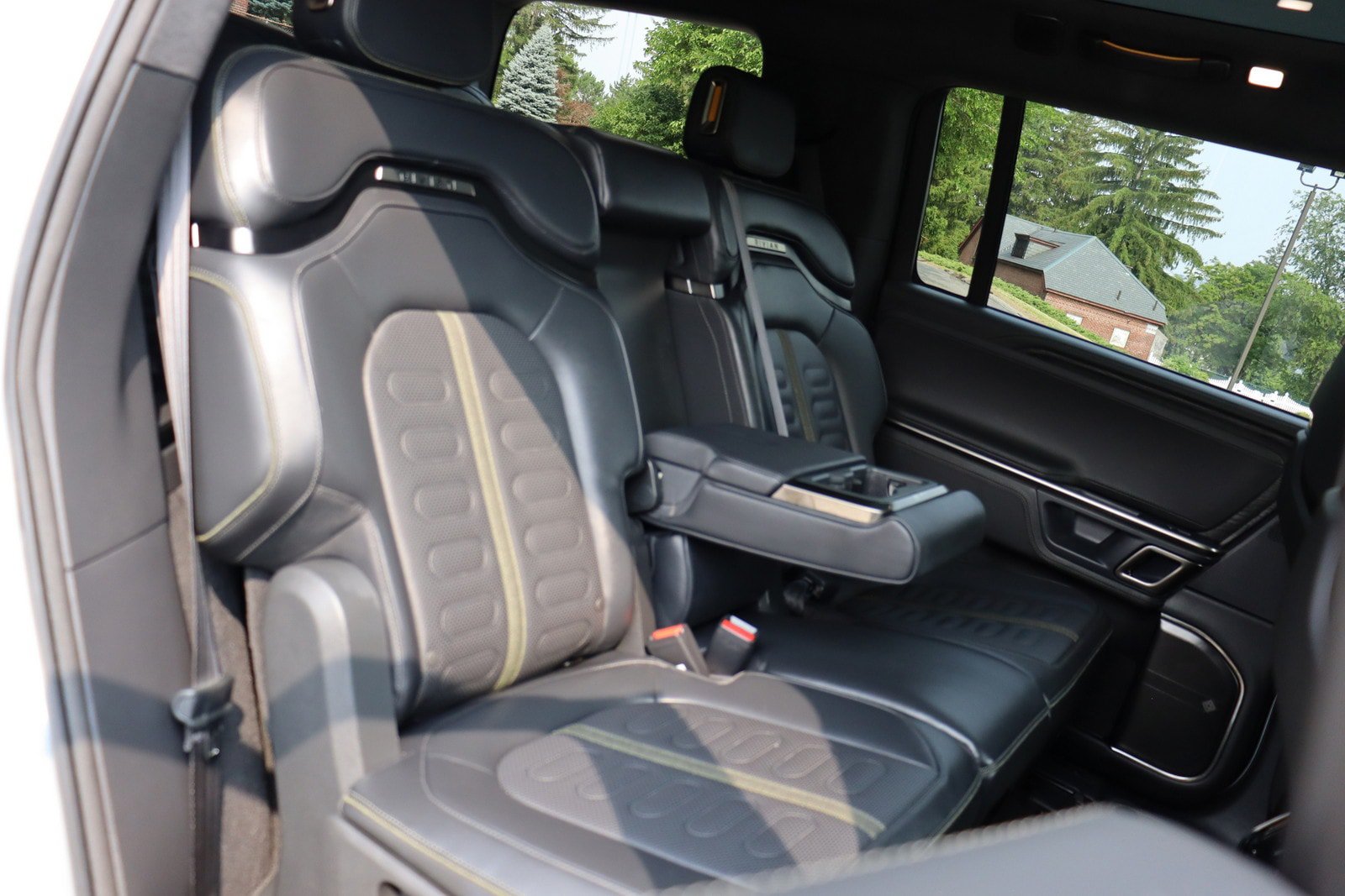 Used 2024 Rivian R1S Adventure Dual AWD/4WD image 22