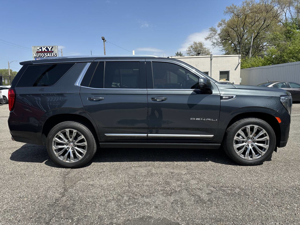 Used 2021 GMC Yukon Denali w/ Denali Premium Package image 8