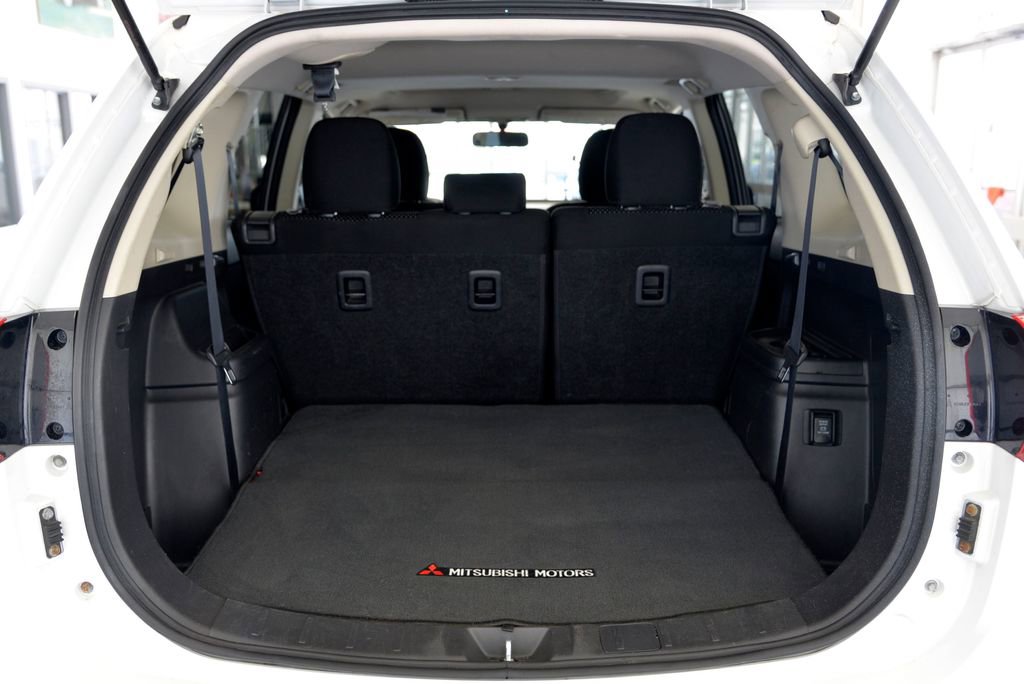 Used 2017 Mitsubishi Outlander SE AWD/4WD image 30