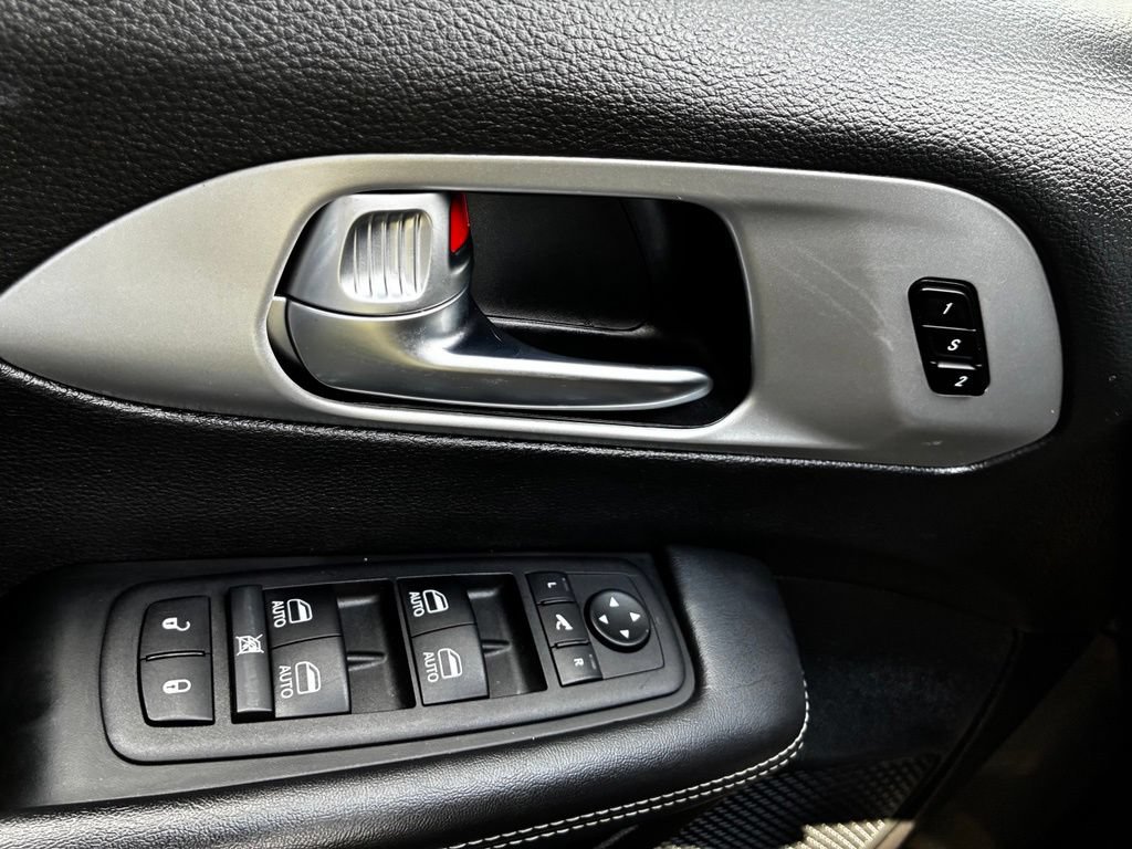 Used 2025 Chrysler Pacifica Limited FWD image 23