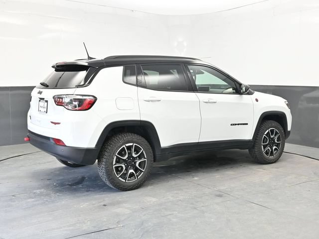 Used 2025 Jeep Compass Trailhawk AWD/4WD image 7