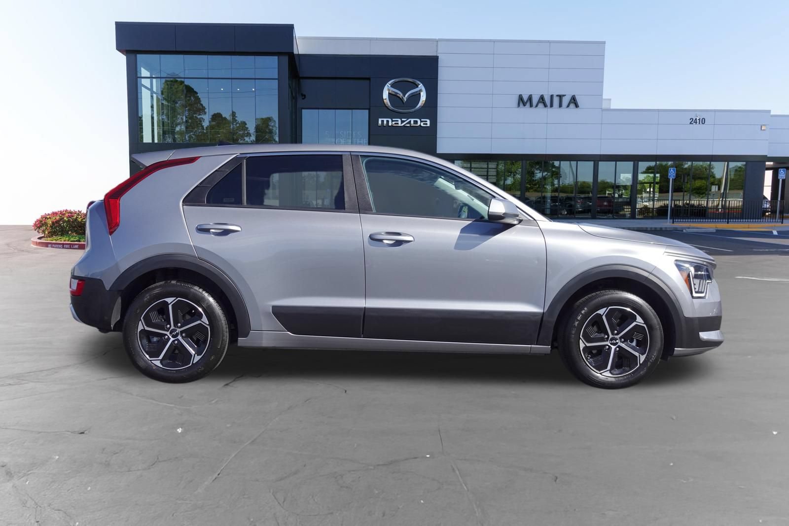 Used 2025 Kia Niro LX FWD image 2