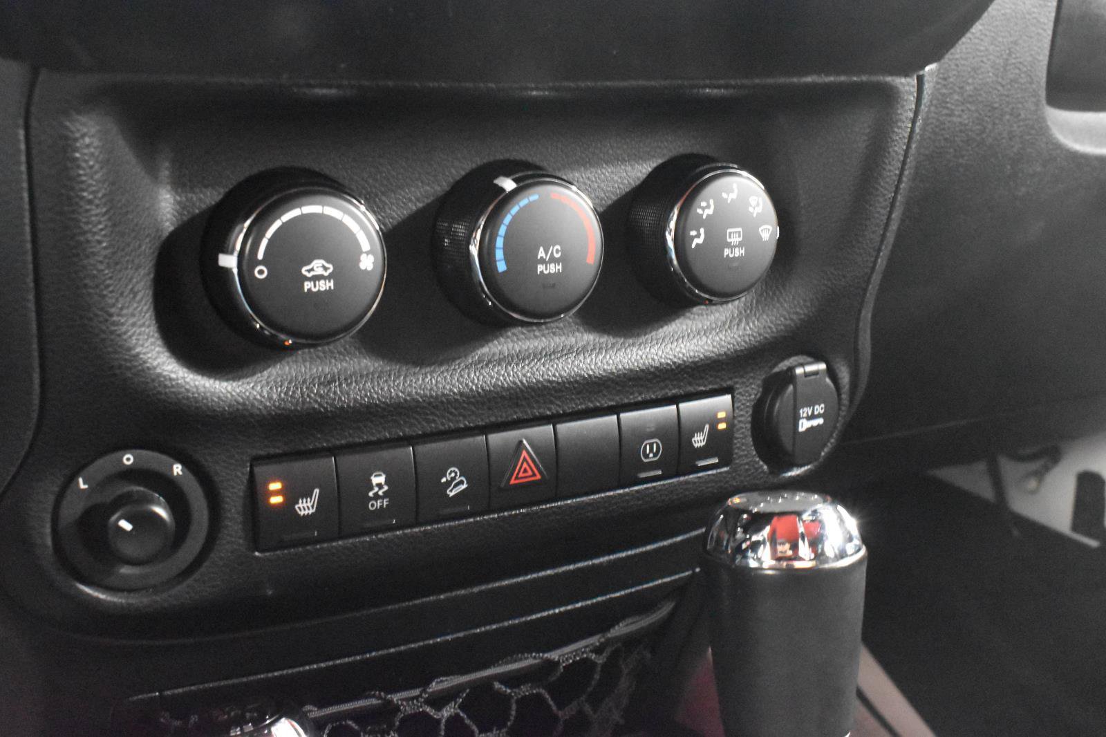 Used 2015 Jeep Wrangler Unlimited Rubicon w/ Connectivity Group AWD/4WD image 15