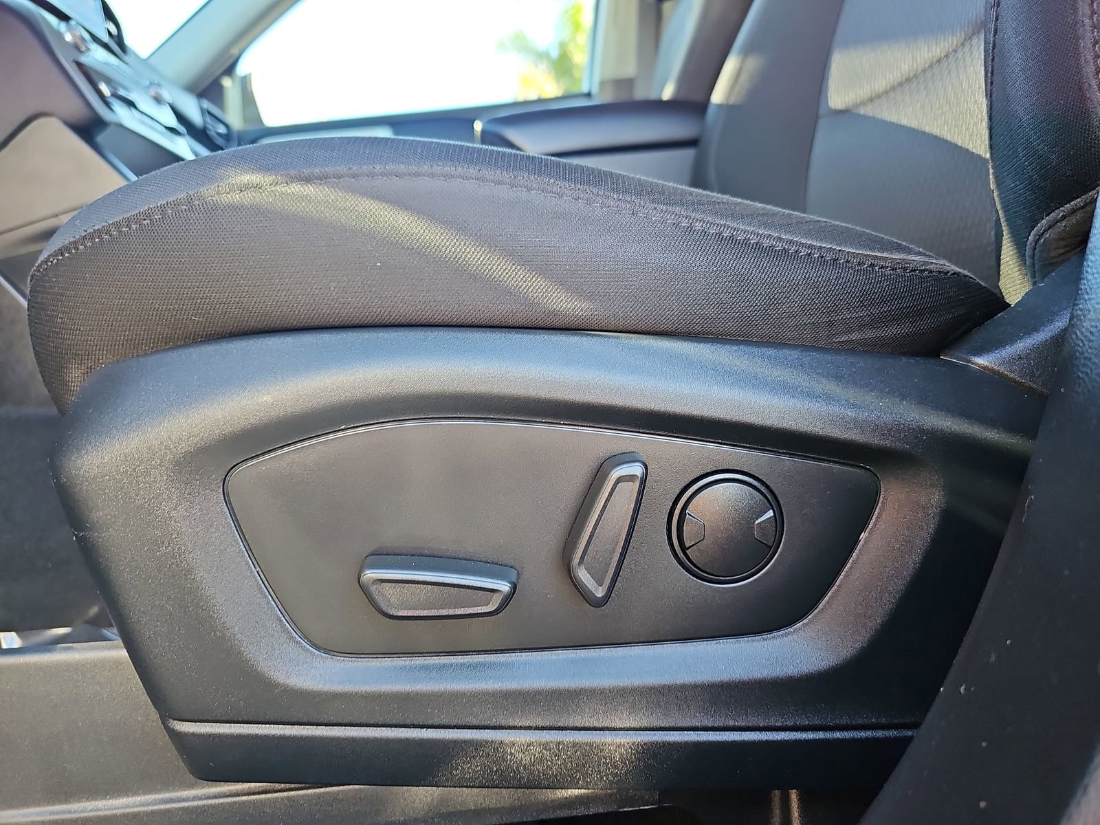 Used 2023 Ford Explorer XLT image 32