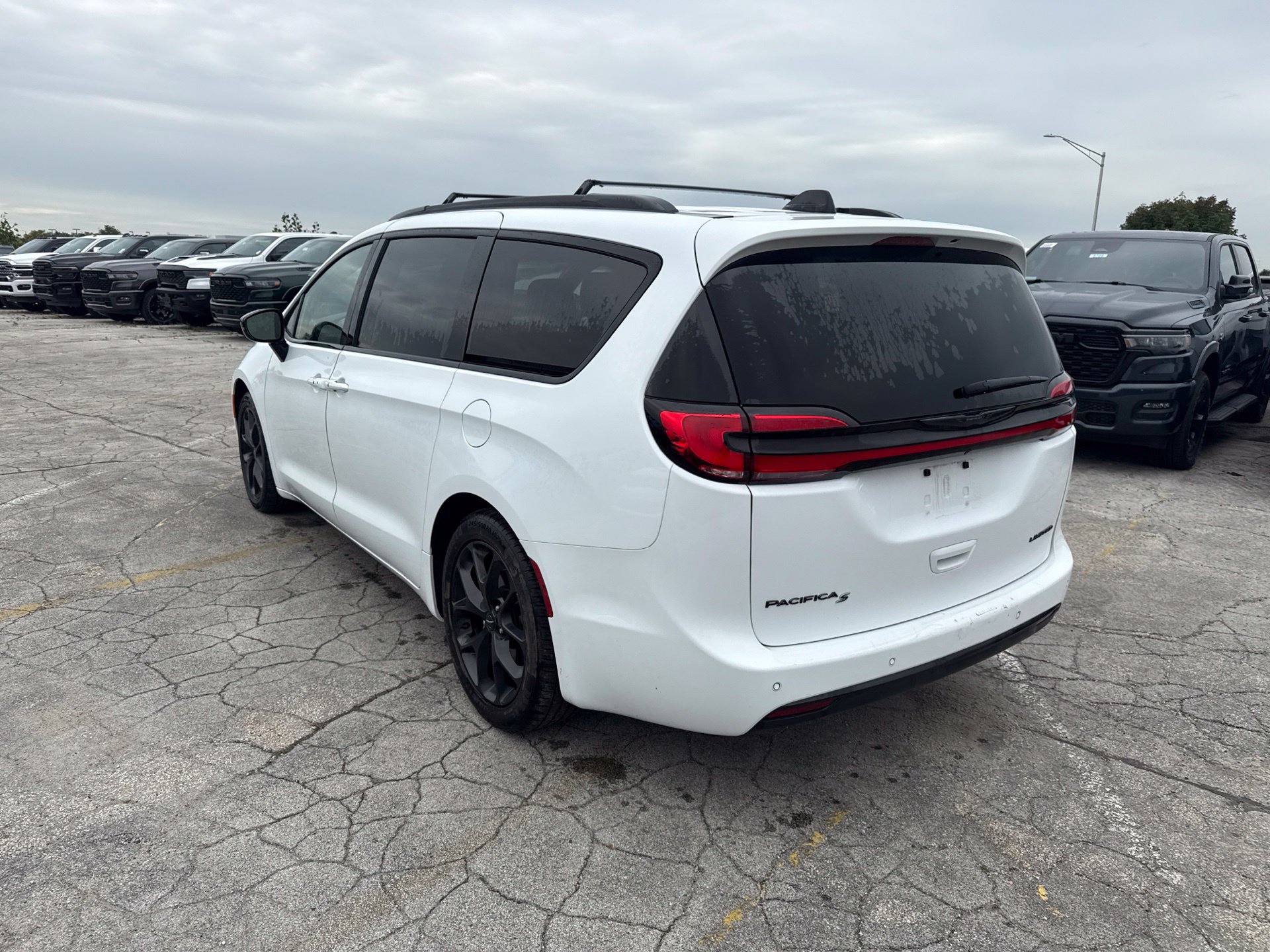 Used 2025 Chrysler Pacifica Limited FWD image 8