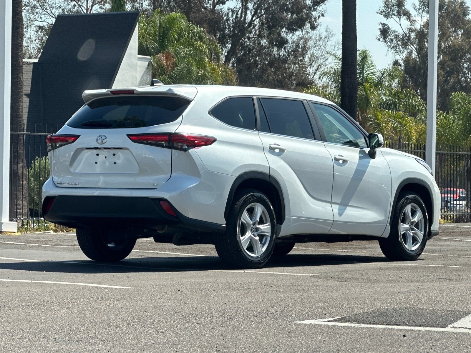 Used 2023 Toyota Highlander LE FWD image 5