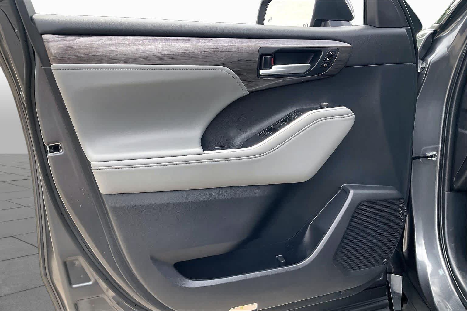 Used 2025 Toyota Highlander Limited FWD image 22